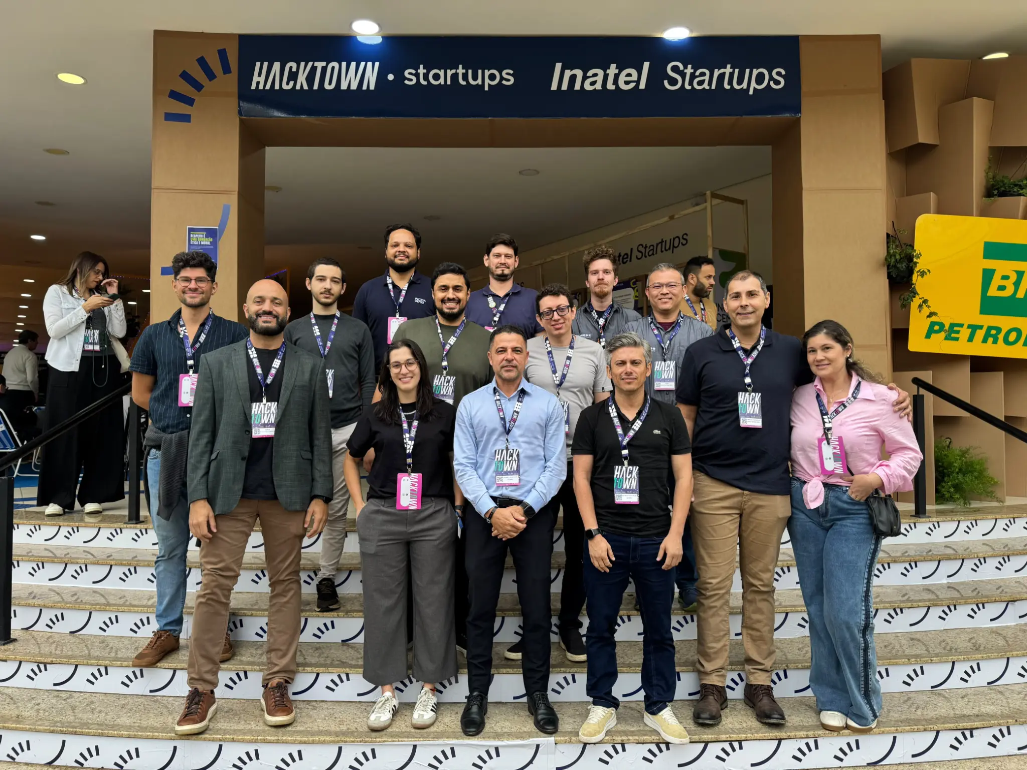 Grupo de participantes na área do Inatel Startups durante o HackTown 2026.